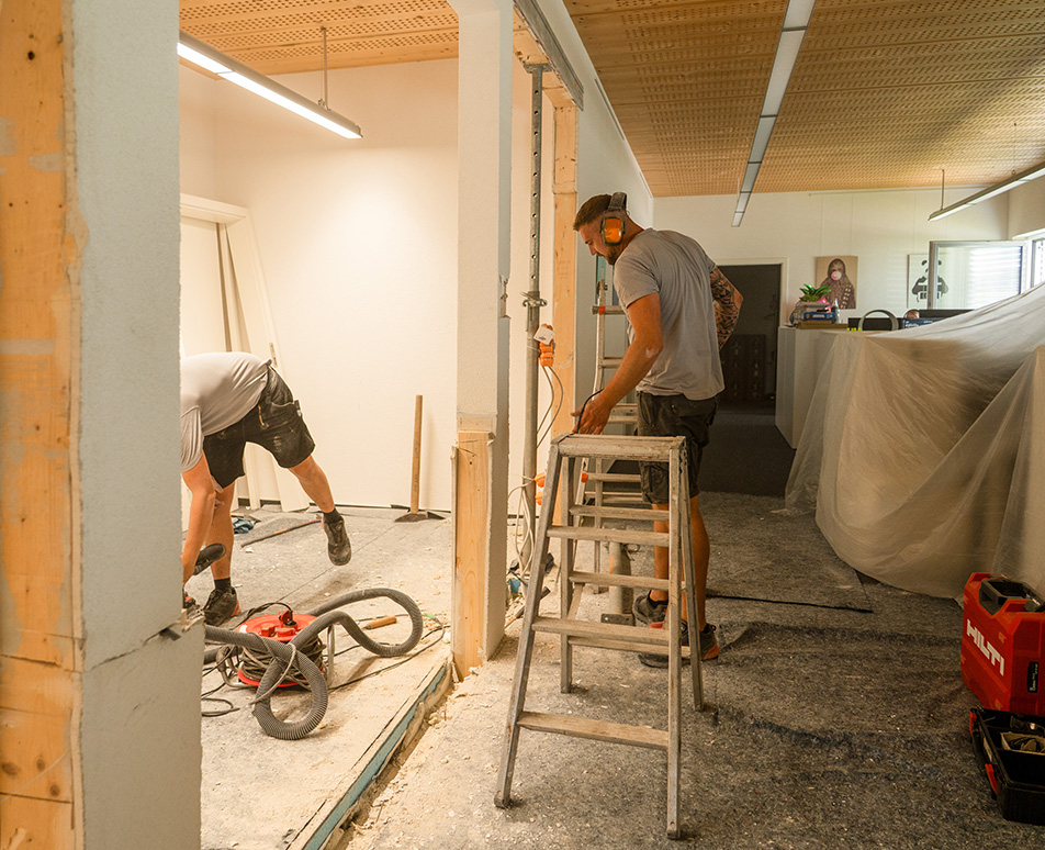 Großraumbüro im Erdgeschoss mit neu eingezogener Glaswand zur Abtrennung eines separaten Büros.