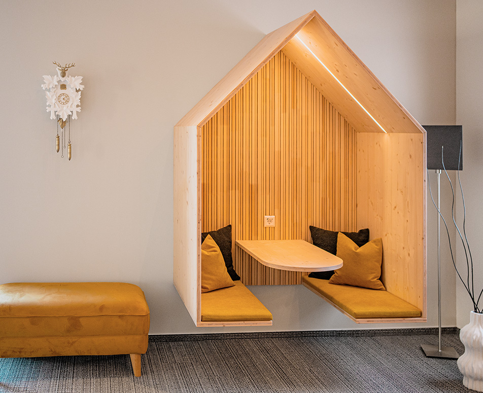 Gemütlicher Besprechungsplatz in Form eines großen Vogelhauses in den neu gestalteten Agenturräumen.