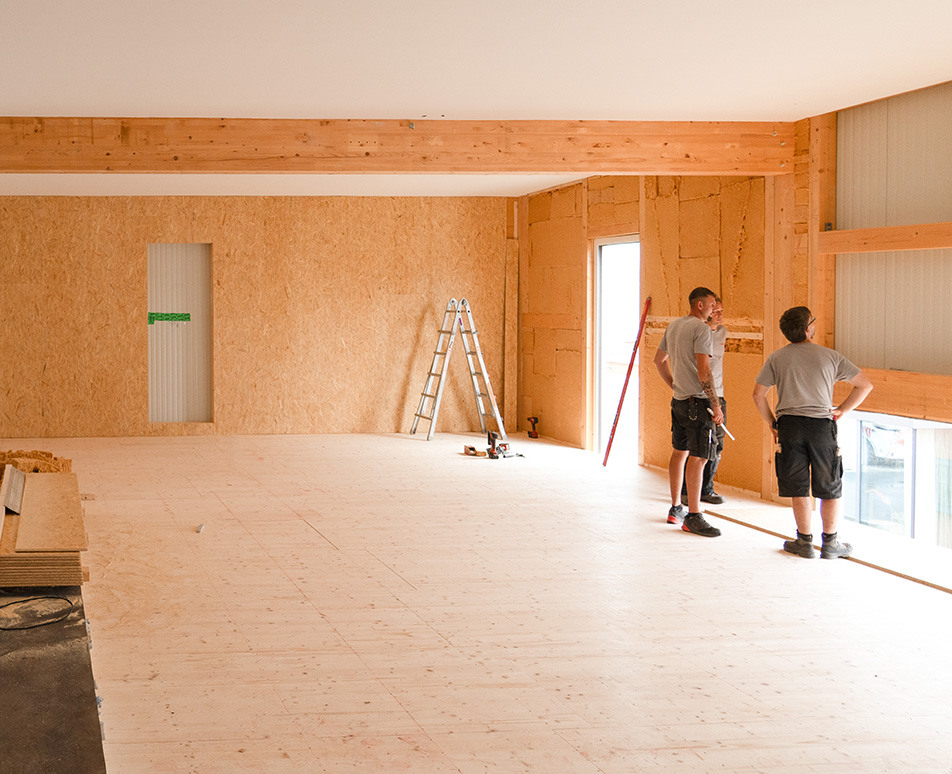 Großraumbüro während der Umbauphase mit provisorischer Einrichtung und sichtbaren Baustellenbereichen.