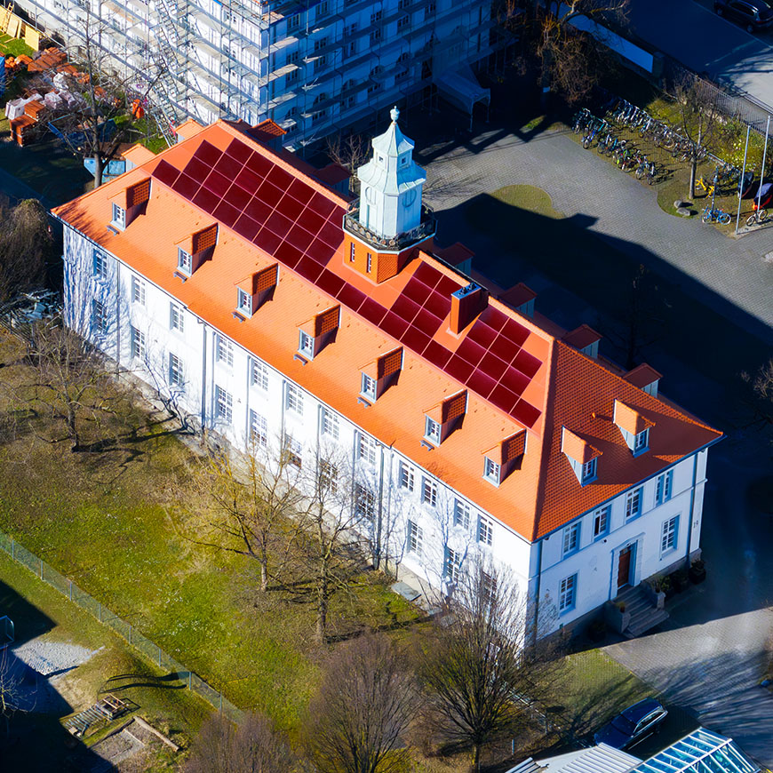 Drohnenaufnahme der denkmalgeschützten Jägerkaserne in Konstanz mit integrierter Photovoltaik-Anlage auf dem Dach, realisiert von Ettwein